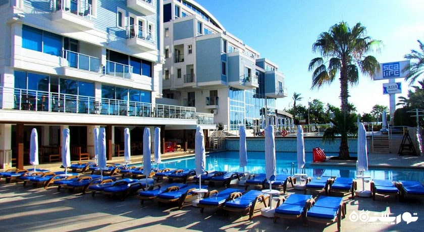 نمای استخر روباز و ساختمان هتل